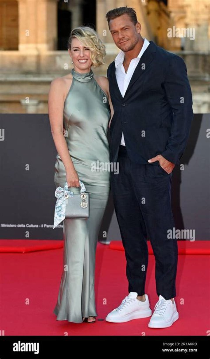 Is Lucas Black’s wife an actress? Why did Lucas Black quit?